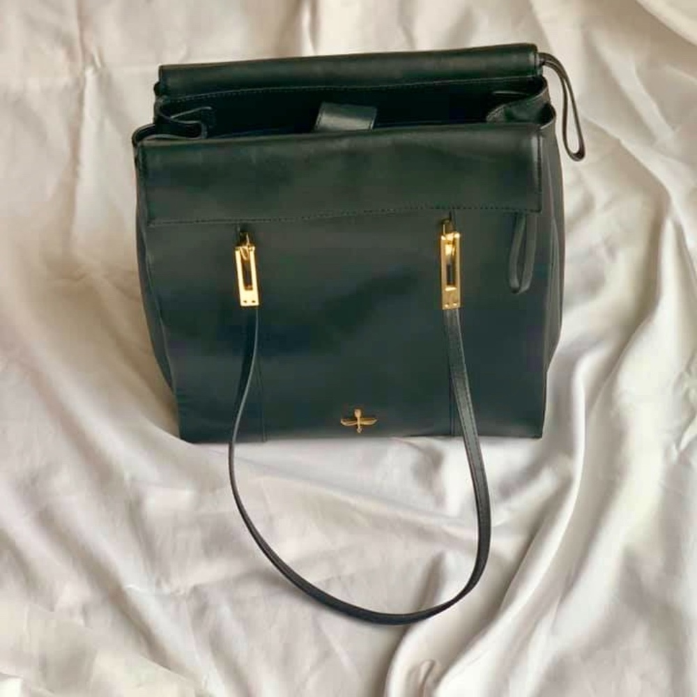 Black Leather Pour la Victoire Shoulder Bag